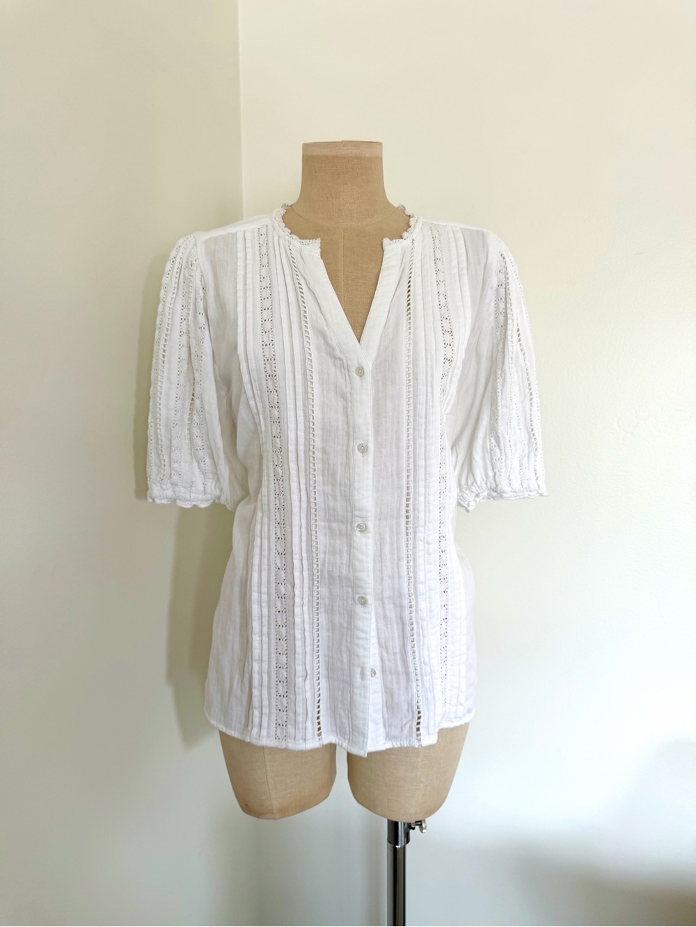 WYSE LONDON Classic White Eyelet Button-Front Blouse
